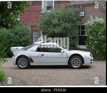 Ford RS200 / RS 200 en voiture de route blanc diamant - mi-moteur de voiture de sport des années 80 - vue latérale montrant de voiture Banque D'Images