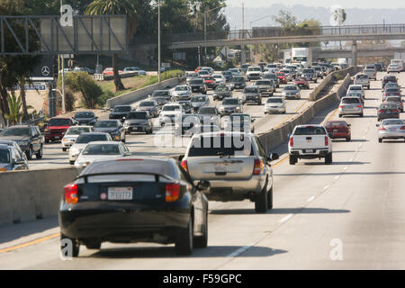 Le trafic sur les 5 San Diego à Los Angeles Freeway Banque D'Images