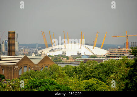 Une vue sur le dôme du millénaire à l'Est de Londres, vu de Greenwich. Banque D'Images