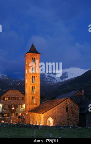 Église de Santa Eulalia en Erill la Vall au crépuscule, dans la vallée de Boi, province de Lleida, Catalogne, Espagne. Banque D'Images