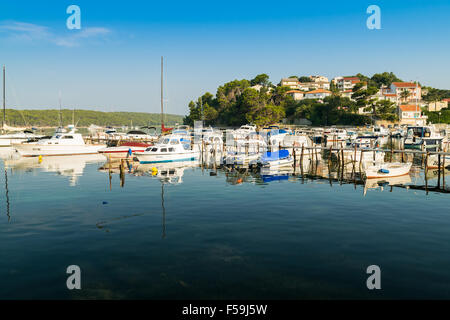 RAB, CROATIE - CIRCA AOÛT 2015 : vue sur le port de plaisance situé à proximité du hameau appelé Palit. Banque D'Images