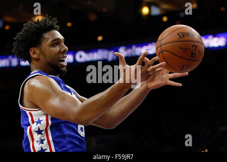 Philadelphie, Pennsylvanie, USA. 30Th Oct, 2015. Philadelphia 76ers center Jahlil Okafor (8) tend la main pour le bal au cours de la NBA match entre les Utah Jazz et les Philadelphia 76ers au Wells Fargo Center de Philadelphie, Pennsylvanie. Christopher Szagola/CSM/Alamy Live News Banque D'Images