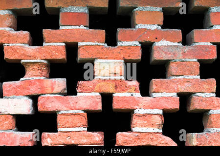 Détail de la fenêtre d'une ancienne grange construite avec des briques. Banque D'Images