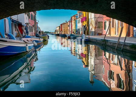 BURANO ITALIE VERS SEPTEMBRE 2015 : Burano est une île de la lagune de Venise connu pour ses typiques maisons aux couleurs vives et t Banque D'Images