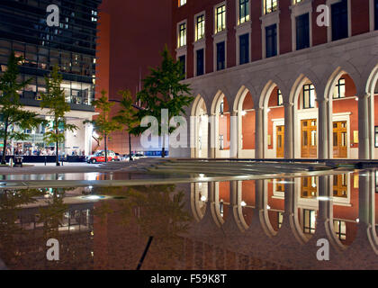 Brindley Place Square Reflets dans l'eau la nuit. Banque D'Images