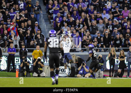 Travin sécurité TCU Howard (32) et Julius évoluait Lewis (24) watch en tant que récepteur de la Virginie de l'Ouest Jovon Durante (5) tente d'attraper une passe lors d'un match de football de la NCAA au stade Amon G. Carter Samedi, 29 octobre, 2015, à Ft. Worth, Texas. Michael Prengler/CSM Banque D'Images