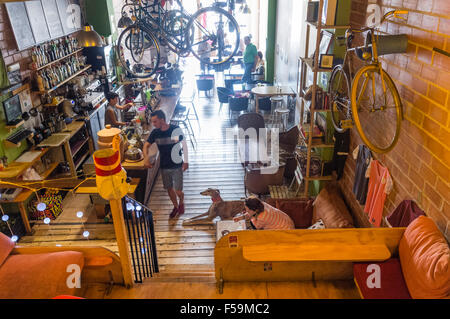 Jeune femme Bike-Café avec Greyhound dans Recyclo à Malaga, Andalousie, espagne. Banque D'Images