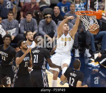 Denver, Colorado, États-Unis. 30Th Oct, 2015. Nuggets DANILO GALLINARI, droite, dunks la balle dans une foule de Timberwolves durant le 1er semestre. au centre Pepsi vendredi soir. Les nuggets perdre au Timberwolves 95-78. Credit : Hector Acevedo/ZUMA/Alamy Fil Live News Banque D'Images