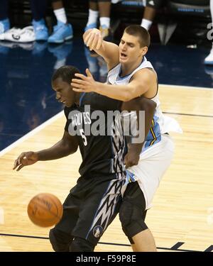 Denver, Colorado, États-Unis. 30Th Oct, 2015. NIKOLA Nuggets JOKIC, haut, les batailles pour la balle avec les Timberwolves GORGUI DIENG, gauche, au cours de la 2e. la moitié au centre Pepsi vendredi soir. Les nuggets perdre au Timberwolves 95-78. Credit : Hector Acevedo/ZUMA/Alamy Fil Live News Banque D'Images