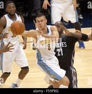 Denver, Colorado, États-Unis. 30Th Oct, 2015. Nuggets DANILO GALLINARI, centre, atteint d'une balle lâche pendant le 1er semestre. au centre Pepsi vendredi soir. Les nuggets perdre au Timberwolves 95-78. Credit : Hector Acevedo/ZUMA/Alamy Fil Live News Banque D'Images