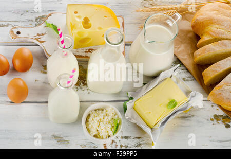 Les produits laitiers, du pain et des œufs sur une table en bois blanc. Banque D'Images