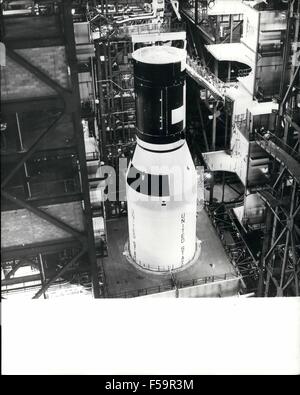 1973 - Atelier Orbital Skylab Skylab ; l'atelier orbitale est illustré dans le bâtiment d'assemblage de véhicules au Centre spatial Kennedy, Floride, accouplé à son Saturne V véhicule de lancement. La National Aeronautics and Space Administration mettra un embryon de la station spatiale Skylab en orbite chaque cluster en 1973. Le Skylab Les objectifs du programme sont d'effectuer un large éventail de recherches expérimentales et d'acquérir une meilleure compréhension des exigences pour une annonce en plate-forme d'homme dans l'espace. L'accent est mis sur une série d'expériences médicales associées à l'extension de sp Banque D'Images