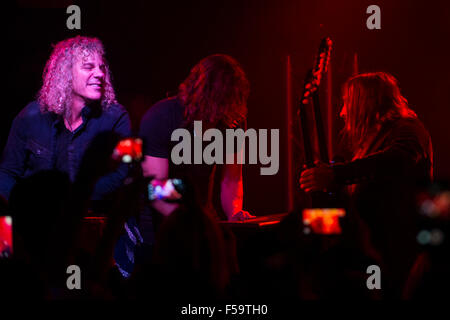 Asbury Park, New Jersey. 30Th Oct, 2015. David Bryan, joueur de clavier pour Bon Jovi réalise avec Matt O'Ree comme il revient à la maison pour effectuer à la Stone Pony à Asbury Park, New Jersey . Matt a récemment rejoint le groupe de rock Bon Jovi en tant que nouveau joueur de guitare. Crédit obligatoire : Kostas Lymperopoulos/ CSM/Alamy Live News Banque D'Images