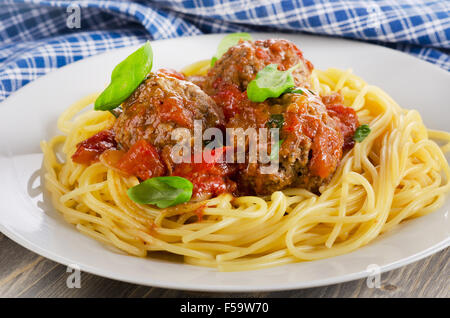 Des pâtes avec de la viande, de la sauce tomate et légumes. Alimentation saine. Banque D'Images