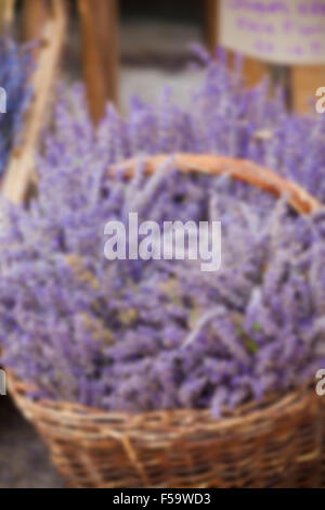 Vente de bouquets de lavande dans un marché français en plein air. Flou flou artistique shot Banque D'Images