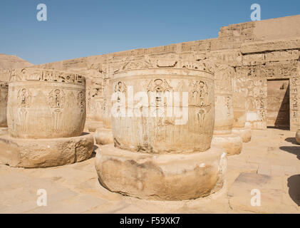 Colonnes de l'ancien temple égyptien de Medinat Habu à Luxor avec sculptures hiéroglyphiques Banque D'Images