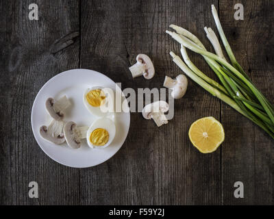 29 octobre 2015 - champignon, oeuf dur en tranches sur une assiette et les jeunes de l'oignon à l'altération en arrière plan © Igor Goiovniov/ZUMA/Alamy Fil Live News Banque D'Images