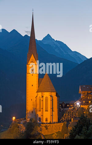 Église de pèlerinage de St Vincent avec Mt Großglockner la nuit, Heiligenblut, Grossglockner, Carinthie, Autriche, Europe Banque D'Images