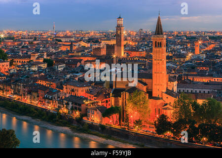 L'église Santa Anastasia et Torre dei Lamberti au crépuscule le long de l'Adige à Vérone, Italie. Banque D'Images