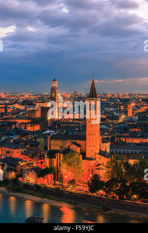 L'église Santa Anastasia et Torre dei Lamberti au crépuscule le long de l'Adige à Vérone, Italie. Prises de piazzale san pie Banque D'Images