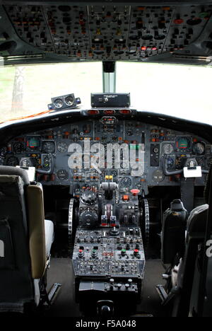 Voir d'airplane cockpit, les pilotes de l'équipement et des sièges. Banque D'Images