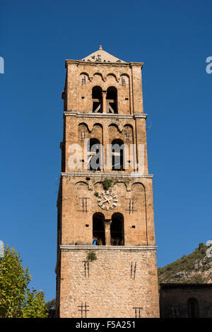 Vieux clocher de l'église romane Notre-Dame-de-l'Assomption à Moustiers-Sainte-Marie, Provence-Alpes-Côtes d'Azur, France Banque D'Images