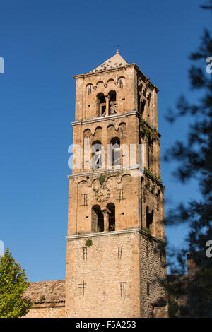 Vieux clocher de l'église romane Notre-Dame-de-l'Assomption à Moustiers-Sainte-Marie, Provence-Alpes-Côtes d'Azur, France Banque D'Images