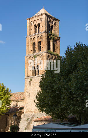 Vieux clocher de l'église romane Notre-Dame-de-l'Assomption à Moustiers-Sainte-Marie, Provence-Alpes-Côtes d'Azur, France Banque D'Images