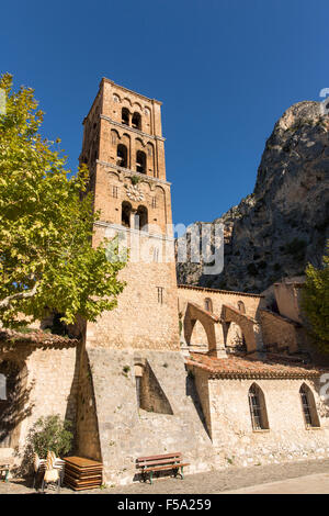 Vieux clocher de l'église romane Notre-Dame-de-l'Assomption à Moustiers-Sainte-Marie, Provence-Alpes-Côtes d'Azur, France Banque D'Images