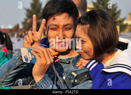 Changchun, Jilin Province de la Chine. 31 octobre, 2015. Un couple avec maquillage zombie prend au Pays des Merveilles Film selfies à Changchun, capitale de la province de Jilin du nord-est de la Chine, le 31 octobre 2015. Le film Wonderland a tenu une série d'activités sur le thème des zombies samedi pour attirer des visiteurs au cours de l'Halloween. Credit : Xu Chang/Xinhua/Alamy Live News Banque D'Images