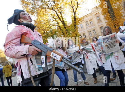 Kiev, Ukraine. 31 octobre, 2015. Personnes prennent part à la ''Zombie Walk'', dédié à l'Halloween, dans le centre de Kiev, Ukraine, 31 octobre, 2015. Crédit : Serg Glovny/ZUMA/Alamy Fil Live News Banque D'Images