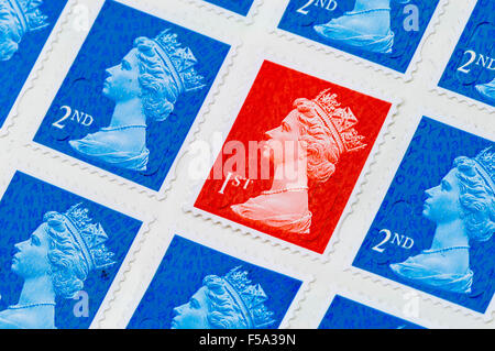 Un premier timbre Royal Mail 1ère classe deuxième parmi les timbres de 2ème classe Banque D'Images
