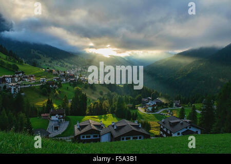 Beau village de Colle Santa Lucia dans les Dolomites, Italie Banque D'Images