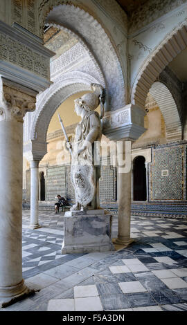 Espagne, Andalousie, Séville, la Casa de Pilatos, statue romaine dans la cour Banque D'Images