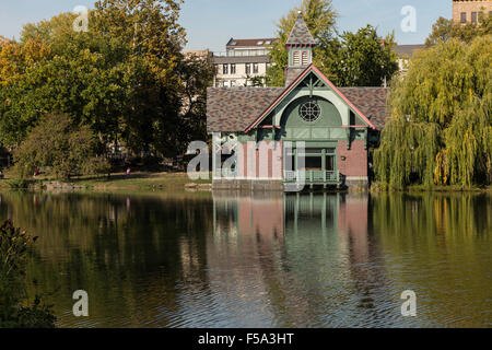 Le Harlem Meer est un petit plan d'eau situé à l'extrême nord de Central Park, à New York, aux États-Unis Banque D'Images