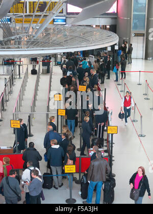 Point de contrôle de sécurité de la TSA dans l'aérogare 1 à l'aéroport international John F. Kennedy, New York Banque D'Images