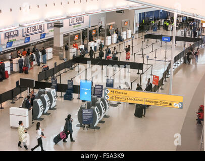 Billetterie et les vérifier dans la zone, Jet Blue, Terminal 5, Aéroport international John F. Kennedy, New York Banque D'Images