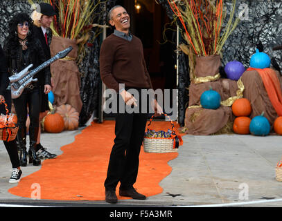 Washington DC, USA. 30 octobre, 2015. Le président des États-Unis Barack Obama rire après avoir vu certains des costumes comme il arrive d'accueillir les enfants des familles des militaires pour célébrer l'Halloween à la Maison Blanche à Washington DC, le 30 octobre 2015. Dpa : Crédit photo alliance/Alamy Live News Banque D'Images