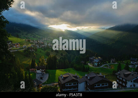 Beau village de Colle Santa Lucia dans les Dolomites, Italie Banque D'Images