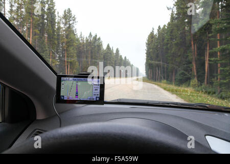 Système de navigation dans la baie de pare-brise pare-brise ou d'un tableau de bord de voiture sur la promenade de la vallée Bow Banff National Park Alberta Canada Banque D'Images