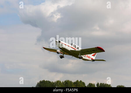 Piper PA-32-300 Cherokee Six G-SIMY le décollage de Breighton Airfield Banque D'Images
