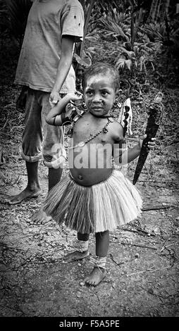 Enfant autochtone en vêtements traditionnels Kiriwina Island Banque D'Images