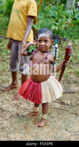 Enfant autochtone en vêtements traditionnels Kiriwina Island Banque D'Images