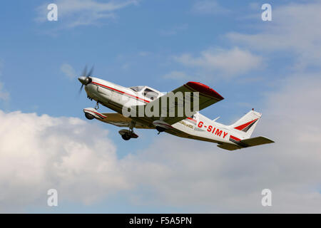 Piper PA-32-300 Cherokee Six G-SIMY le décollage de Breighton Airfield Banque D'Images