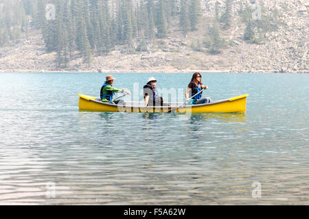 3 personnes à bord de canots sur le lac Moraine Banff National Park Alberta Canada Banque D'Images