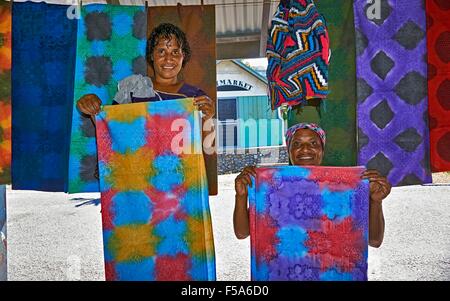 La Papouasie-Nouvelle-Guinée Rabaul - Marché touristique et artisanat local accueil faites Tapis de table pour la vente par les femmes Banque D'Images