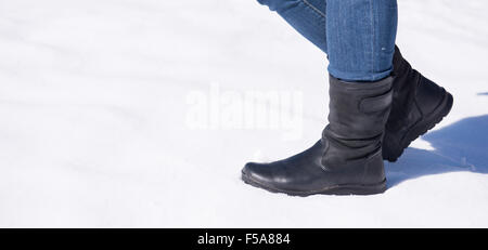 Les jambes des femmes se tenir sur la neige Banque D'Images