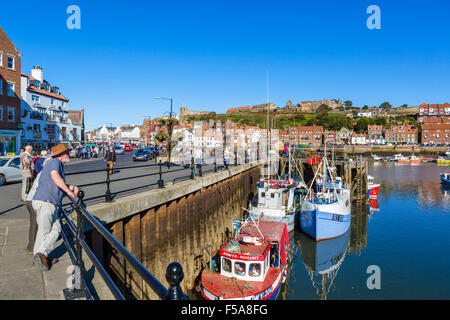 Les bateaux de pêche amarrés dans le port de Whitby, North Yorkshire, England, UK Banque D'Images