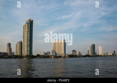 Skyline, Chao Phraya et gratte-ciel, Bangkok, Thaïlande Banque D'Images