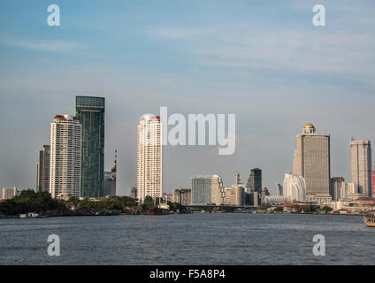 Skyline, Chao Phraya et gratte-ciel, Bangkok, Thaïlande Banque D'Images